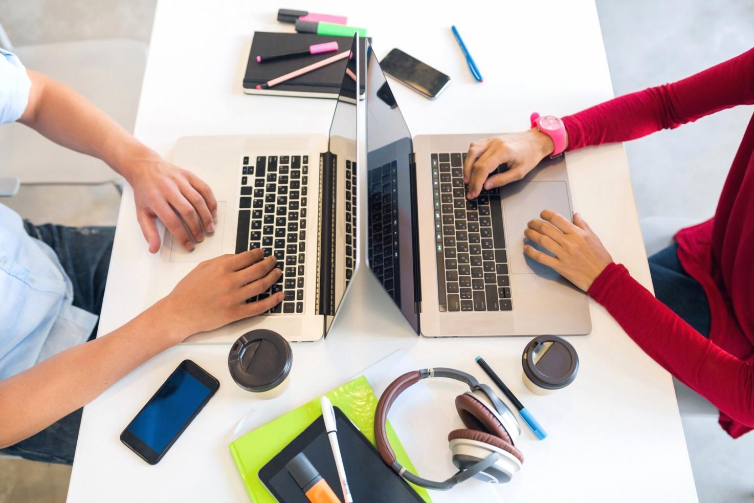 Team von selanorivythaq bei der Arbeit an Finanzlösungen
